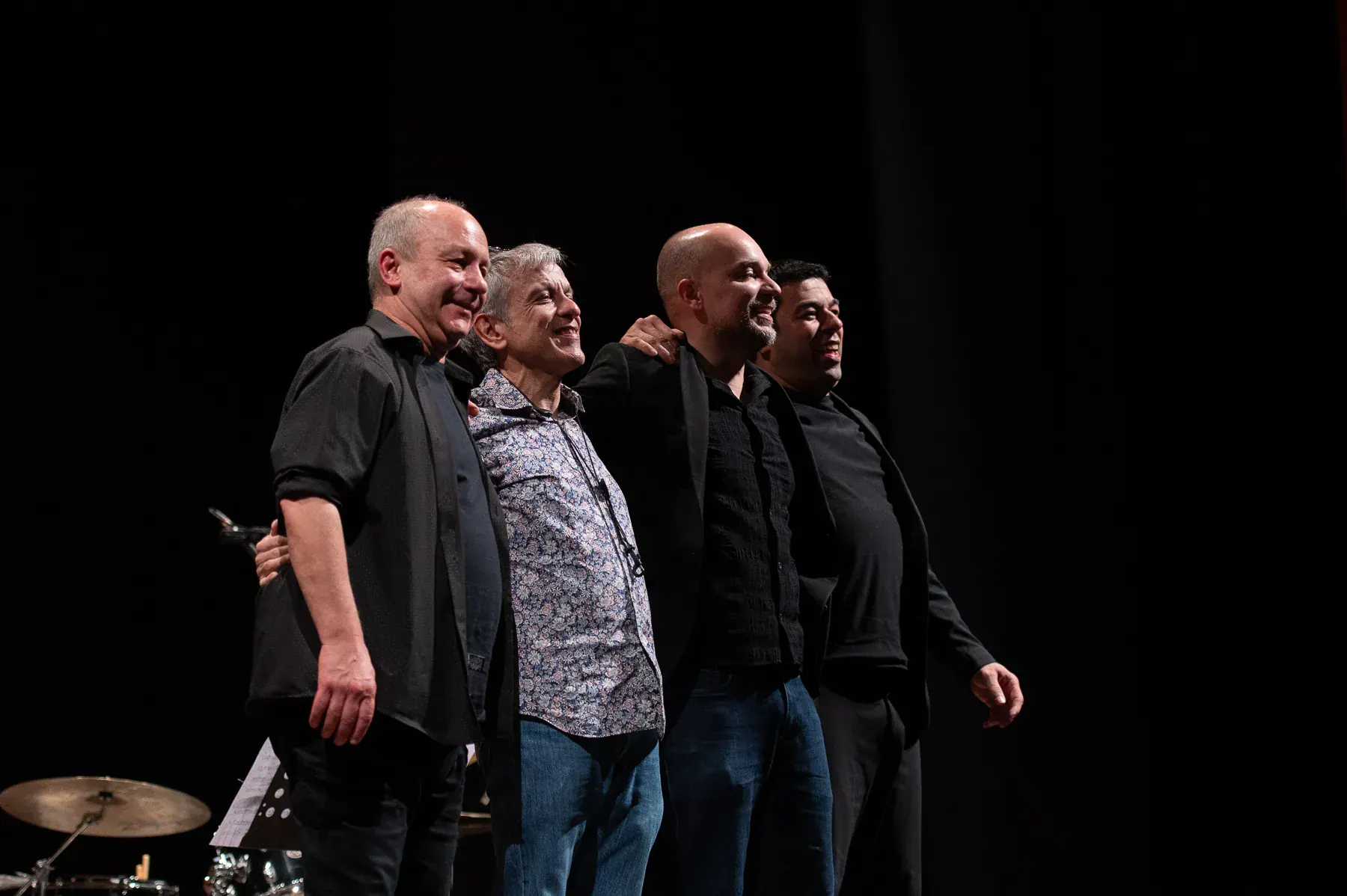 Daniele Comoglio and the band greeting the audience at the end of the concert