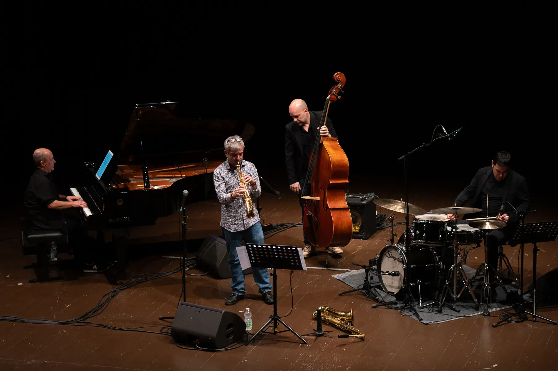 Daniele Comoglio performing live with Paradeiro quartet